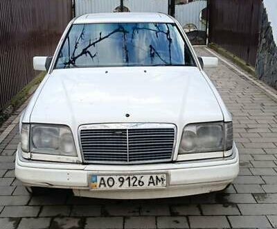 Мерседес Е-Класс 1994 в Виноградове на Automoto.ua Белый Мерседес Е-Класс, объемом двигателя 2 л и пробегом 360 тыс. км за 1000 $, фото 1 на Automoto.ua