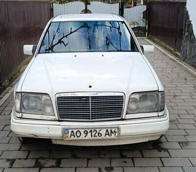 Білий Мерседес Е-Клас, об'ємом двигуна 2 л та пробігом 360 тис. км за 1000 $, фото 1 на Automoto.ua