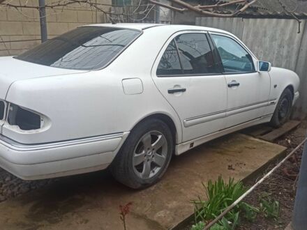 Белый Мерседес Е-Класс, объемом двигателя 3 л и пробегом 300 тыс. км за 1600 $, фото 1 на Automoto.ua