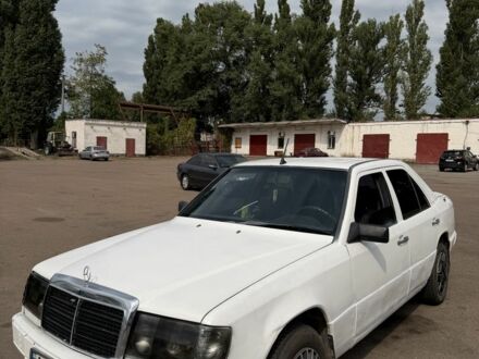 Белый Мерседес Е-Класс, объемом двигателя 0 л и пробегом 300 тыс. км за 1300 $, фото 1 на Automoto.ua
