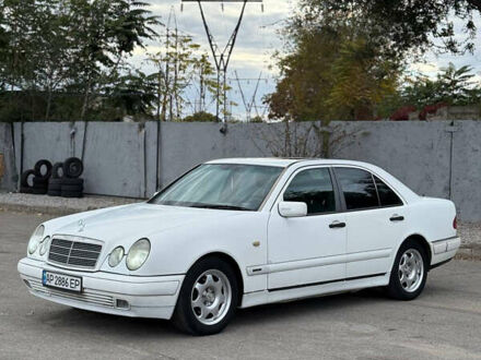 Белый Мерседес Е-Класс, объемом двигателя 2 л и пробегом 300 тыс. км за 2500 $, фото 1 на Automoto.ua