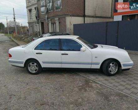 Мерседес Е-Класс 1996 в Ирпене на Automoto.ua Белый Мерседес Е-Класс, объемом двигателя 2.3 л и пробегом 252 тыс. км за 7500 $, фото 1 на Automoto.ua