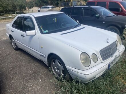 Мерседес Е-Класс 1997 в Бершаде на Automoto.ua Белый Мерседес Е-Класс, объемом двигателя 2 л и пробегом 430 тыс. км за 1000 $, фото 1 на Automoto.ua