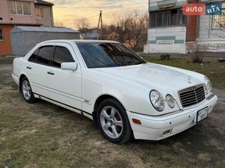 Белый Мерседес Е-Класс, объемом двигателя 3.2 л и пробегом 330 тыс. км за 5000 $, фото 1 на Automoto.ua