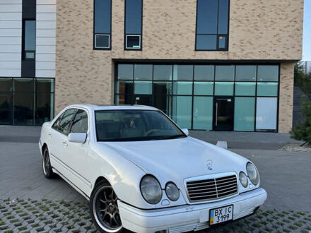 Мерседес Е-Клас 1998 у Хмельницькому на Automoto.ua Білий Мерседес Е-Клас, об'ємом двигуна 3.2 л та пробігом 284 тис. км за 3800 $, фото 1 на Automoto.ua