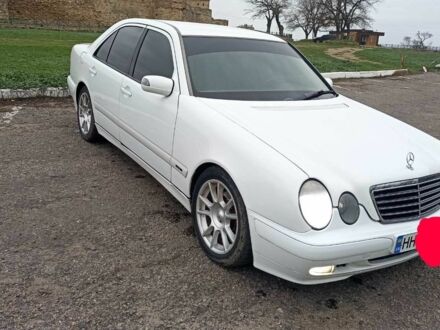Белый Мерседес Е-Класс, объемом двигателя 3.2 л и пробегом 380 тыс. км за 5000 $, фото 1 на Automoto.ua