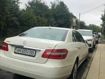 Белый Мерседес Е-Класс, объемом двигателя 2.1 л и пробегом 366 тыс. км за 16500 $, фото 1 на Automoto.ua