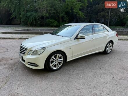 Білий Мерседес Е-Клас, об'ємом двигуна 2.2 л та пробігом 180 тис. км за 13500 $, фото 1 на Automoto.ua