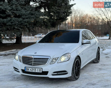 Белый Мерседес Е-Класс, объемом двигателя 2.2 л и пробегом 250 тыс. км за 10500 $, фото 1 на Automoto.ua