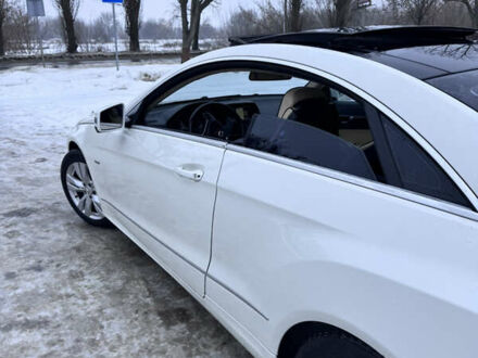Белый Мерседес Е-Класс, объемом двигателя 1.8 л и пробегом 242 тыс. км за 10999 $, фото 1 на Automoto.ua