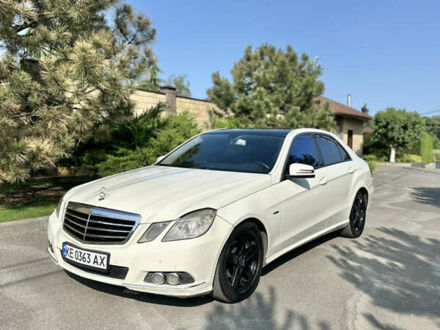 Мерседес Е-Класс 2011 в Новомосковске на Automoto.ua Белый Мерседес Е-Класс, объемом двигателя 2.2 л и пробегом 227 тыс. км за 8650 $, фото 1 на Automoto.ua