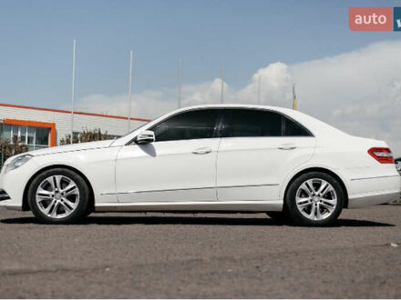 Белый Мерседес Е-Класс, объемом двигателя 2.5 л и пробегом 200 тыс. км за 17500 $, фото 1 на Automoto.ua