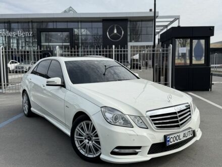 Белый Мерседес Е-Класс, объемом двигателя 2.2 л и пробегом 300 тыс. км за 260 $, фото 1 на Automoto.ua