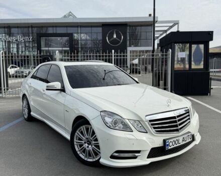 Белый Мерседес Е-Класс, объемом двигателя 2.2 л и пробегом 300 тыс. км за 260 $, фото 1 на Automoto.ua