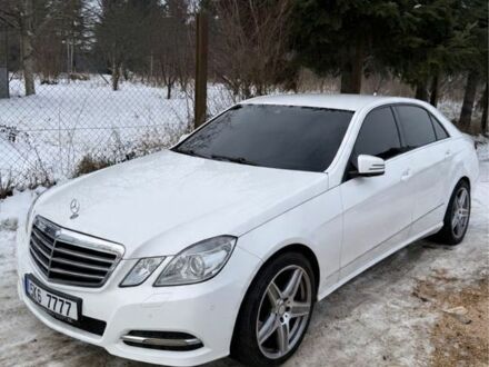 Белый Мерседес Е-Класс, объемом двигателя 3 л и пробегом 200 тыс. км за 10083 $, фото 1 на Automoto.ua