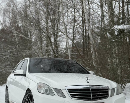 Белый Мерседес Е-Класс, объемом двигателя 2.2 л и пробегом 235 тыс. км за 13000 $, фото 1 на Automoto.ua