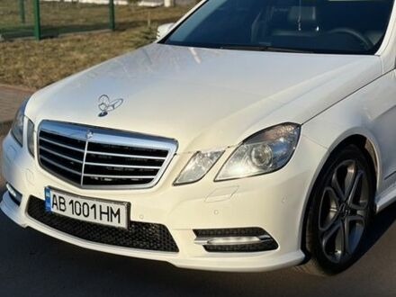 Белый Мерседес Е-Класс, объемом двигателя 2.2 л и пробегом 368 тыс. км за 14400 $, фото 1 на Automoto.ua