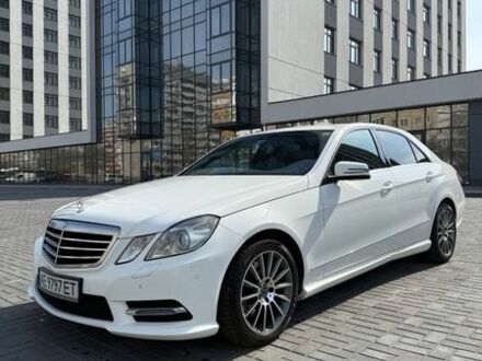 Белый Мерседес Е-Класс, объемом двигателя 2.14 л и пробегом 199 тыс. км за 17718 $, фото 1 на Automoto.ua