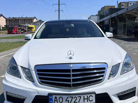 Мерседес Е-Класс 2013 в Ужгороде на Automoto.ua Белый Мерседес Е-Класс, объемом двигателя 2.14 л и пробегом 300 тыс. км за 17500 $, фото 1 на Automoto.ua