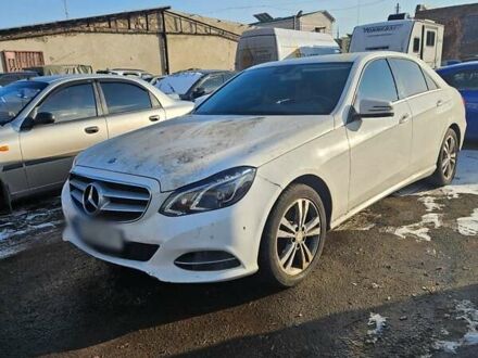 Белый Мерседес Е-Класс, объемом двигателя 2.2 л и пробегом 180 тыс. км за 11000 $, фото 1 на Automoto.ua