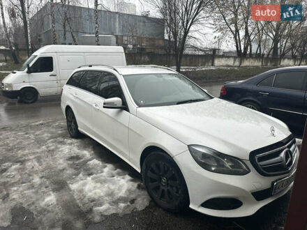 Белый Мерседес Е-Класс, объемом двигателя 2.2 л и пробегом 500 тыс. км за 12500 $, фото 1 на Automoto.ua