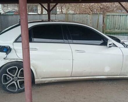 Белый Мерседес Е-Класс, объемом двигателя 2.2 л и пробегом 200 тыс. км за 9000 $, фото 1 на Automoto.ua