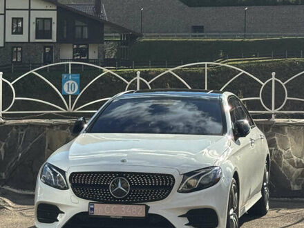 Белый Мерседес Е-Класс, объемом двигателя 2 л и пробегом 32 тыс. км за 36999 $, фото 1 на Automoto.ua