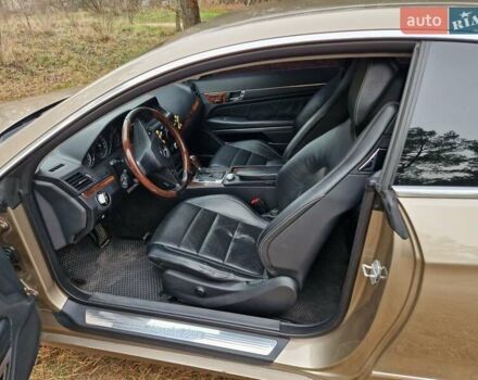 Бежевый Мерседес Е-Класс, объемом двигателя 2.99 л и пробегом 202 тыс. км за 15000 $, фото 19 на Automoto.ua