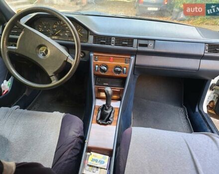 Бежевый Мерседес Е-Класс, объемом двигателя 2 л и пробегом 400 тыс. км за 2700 $, фото 5 на Automoto.ua