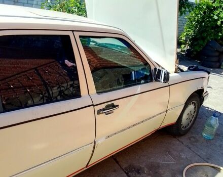 Бежевый Мерседес Е-Класс, объемом двигателя 2 л и пробегом 493 тыс. км за 1500 $, фото 4 на Automoto.ua