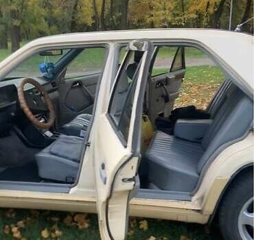 Бежевый Мерседес Е-Класс, объемом двигателя 2.5 л и пробегом 306 тыс. км за 2300 $, фото 8 на Automoto.ua