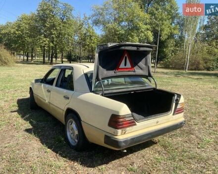 Бежевый Мерседес Е-Класс, объемом двигателя 2.5 л и пробегом 306 тыс. км за 2200 $, фото 6 на Automoto.ua