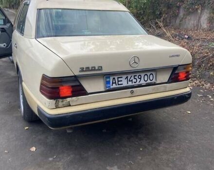 Бежевый Мерседес Е-Класс, объемом двигателя 2.5 л и пробегом 306 тыс. км за 2200 $, фото 2 на Automoto.ua