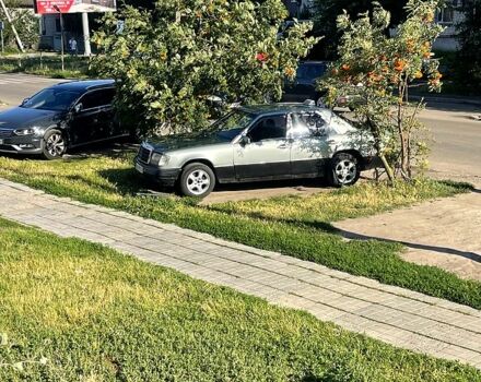 Бежевий Мерседес Е-Клас, об'ємом двигуна 2 л та пробігом 0 тис. км за 1500 $, фото 1 на Automoto.ua