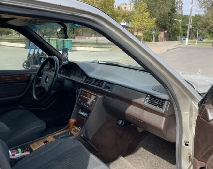 Бежевый Мерседес Е-Класс, объемом двигателя 3 л и пробегом 40 тыс. км за 2000 $, фото 4 на Automoto.ua