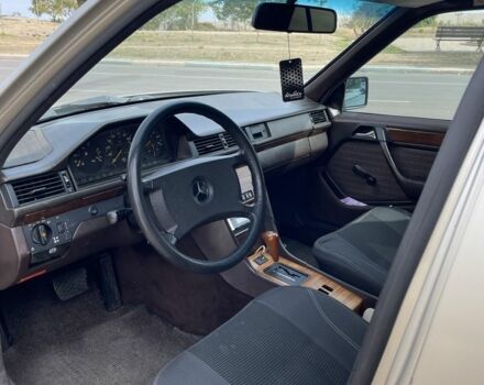 Бежевый Мерседес Е-Класс, объемом двигателя 3 л и пробегом 40 тыс. км за 2000 $, фото 6 на Automoto.ua