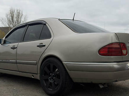 Бежевий Мерседес Е-Клас, об'ємом двигуна 3.2 л та пробігом 414 тис. км за 4200 $, фото 8 на Automoto.ua