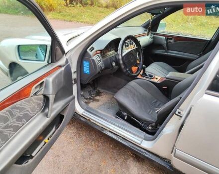 Бежевий Мерседес Е-Клас, об'ємом двигуна 2.2 л та пробігом 446 тис. км за 1500 $, фото 7 на Automoto.ua