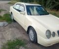 Бежевый Мерседес Е-Класс, объемом двигателя 2.15 л и пробегом 400 тыс. км за 3600 $, фото 1 на Automoto.ua