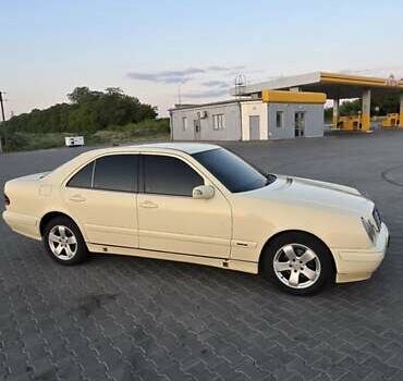 Бежевий Мерседес Е-Клас, об'ємом двигуна 2.2 л та пробігом 350 тис. км за 4000 $, фото 8 на Automoto.ua