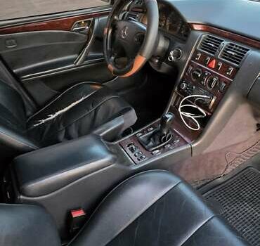 Бежевий Мерседес Е-Клас, об'ємом двигуна 2.2 л та пробігом 350 тис. км за 4000 $, фото 12 на Automoto.ua