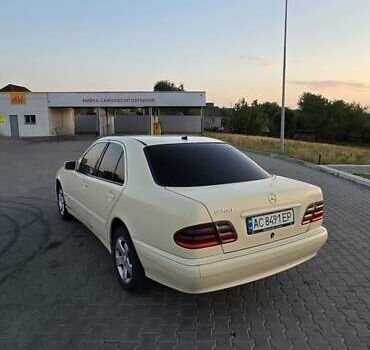 Бежевий Мерседес Е-Клас, об'ємом двигуна 2.2 л та пробігом 350 тис. км за 4000 $, фото 3 на Automoto.ua