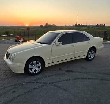 Бежевий Мерседес Е-Клас, об'ємом двигуна 2.2 л та пробігом 350 тис. км за 4000 $, фото 2 на Automoto.ua