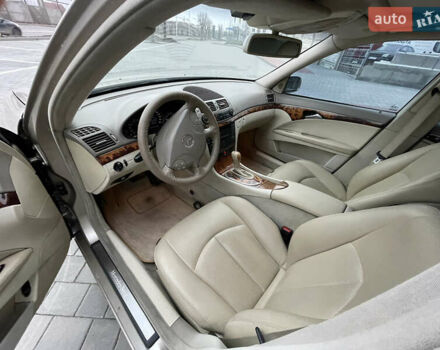 Бежевий Мерседес Е-Клас, об'ємом двигуна 2.6 л та пробігом 295 тис. км за 6200 $, фото 1 на Automoto.ua