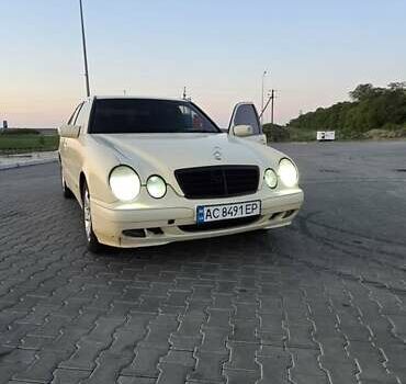 Бежевий Мерседес Е-Клас, об'ємом двигуна 2.2 л та пробігом 350 тис. км за 4000 $, фото 1 на Automoto.ua