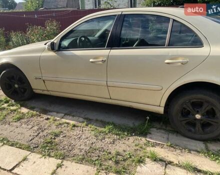 Бежевый Мерседес Е-Класс, объемом двигателя 2.15 л и пробегом 400 тыс. км за 3500 $, фото 2 на Automoto.ua