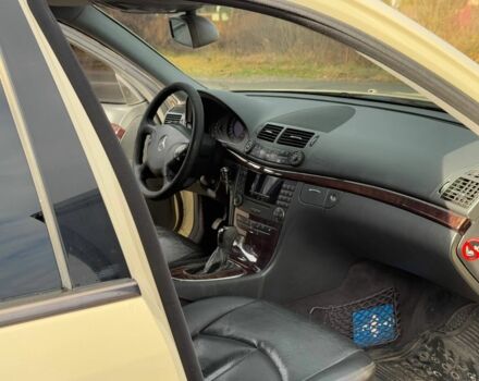Бежевий Мерседес Е-Клас, об'ємом двигуна 2.2 л та пробігом 300 тис. км за 3200 $, фото 5 на Automoto.ua