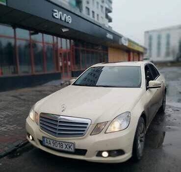 Бежевый Мерседес Е-Класс, объемом двигателя 2.1 л и пробегом 250 тыс. км за 11500 $, фото 4 на Automoto.ua