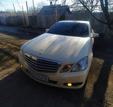 Бежевый Мерседес Е-Класс, объемом двигателя 2.1 л и пробегом 250 тыс. км за 11500 $, фото 1 на Automoto.ua