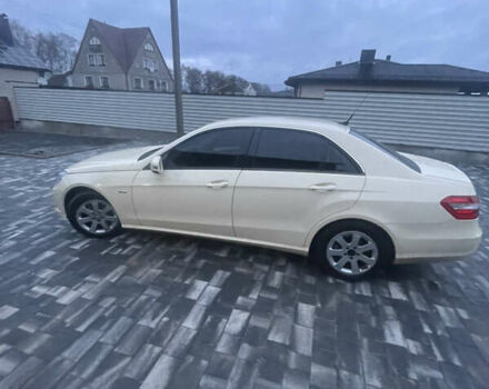 Бежевый Мерседес Е-Класс, объемом двигателя 2.14 л и пробегом 500 тыс. км за 9500 $, фото 2 на Automoto.ua